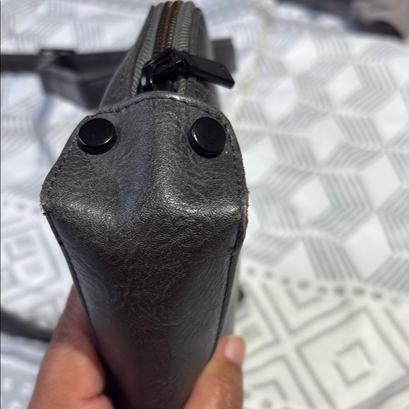 Sleek Black Leather Crossbody Bag with Adjustable Strap - Picture 6 of 7